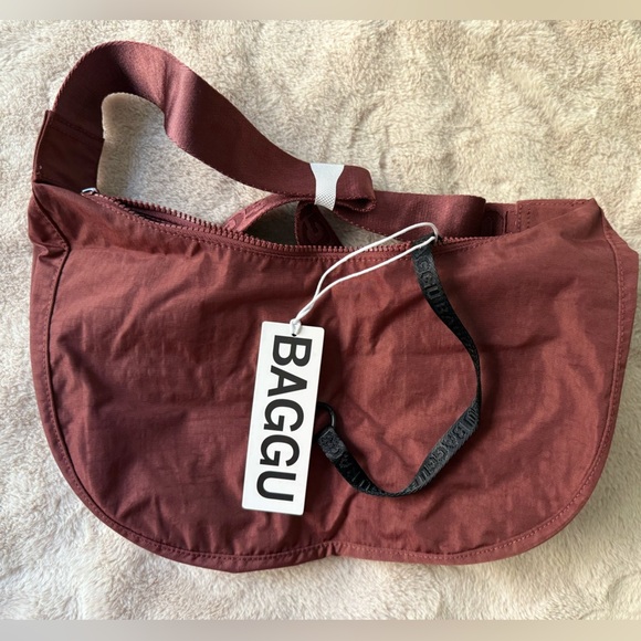 NWT BAGGU Lucky 8 Embroidered 8 Ball Medium Nylon Crescent Bag Wine Mahogany - Picture 6 of 16